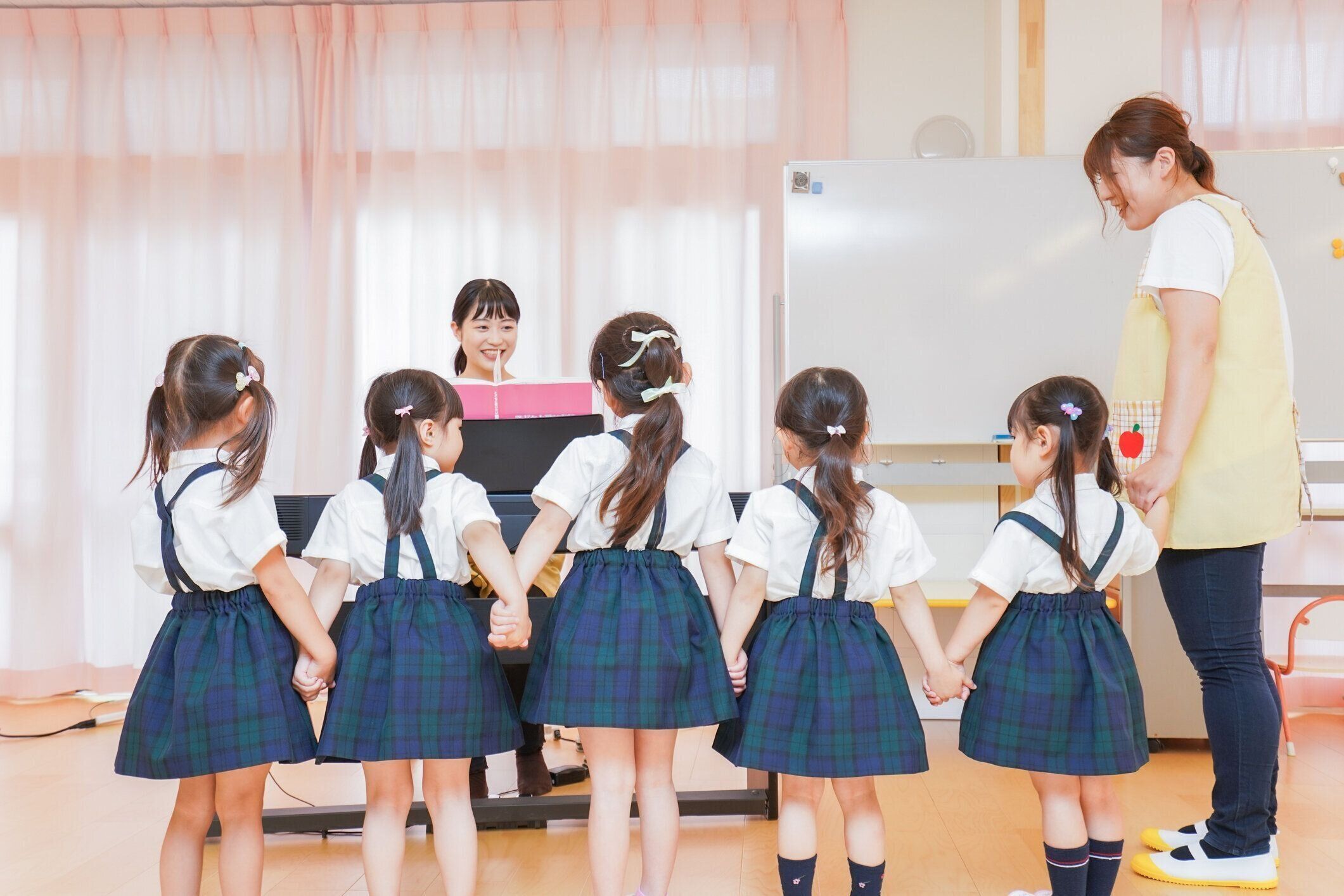 幼稚園で歌う子供たち