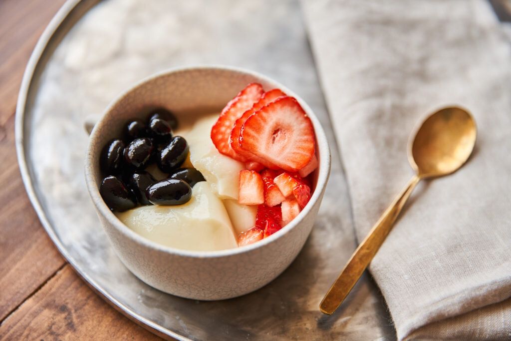 黒豆といちごの甘酒豆腐花