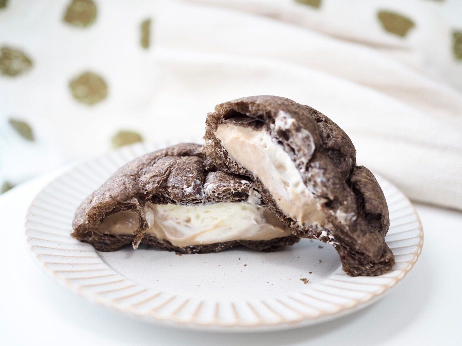 シャトレーゼ「ダブルシュークリーム ティラミス「」断面写真