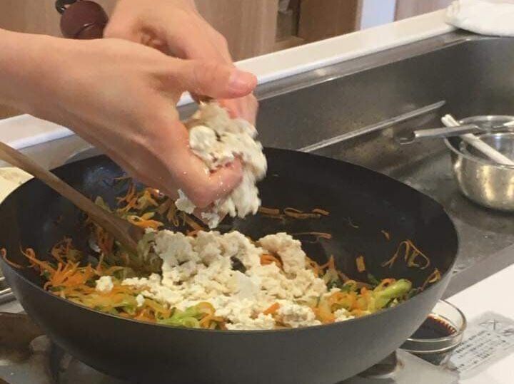 フライパンで調理をしているところ