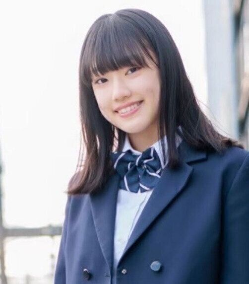 セルフアレンジがしやすい！人気の重めミディアムヘア