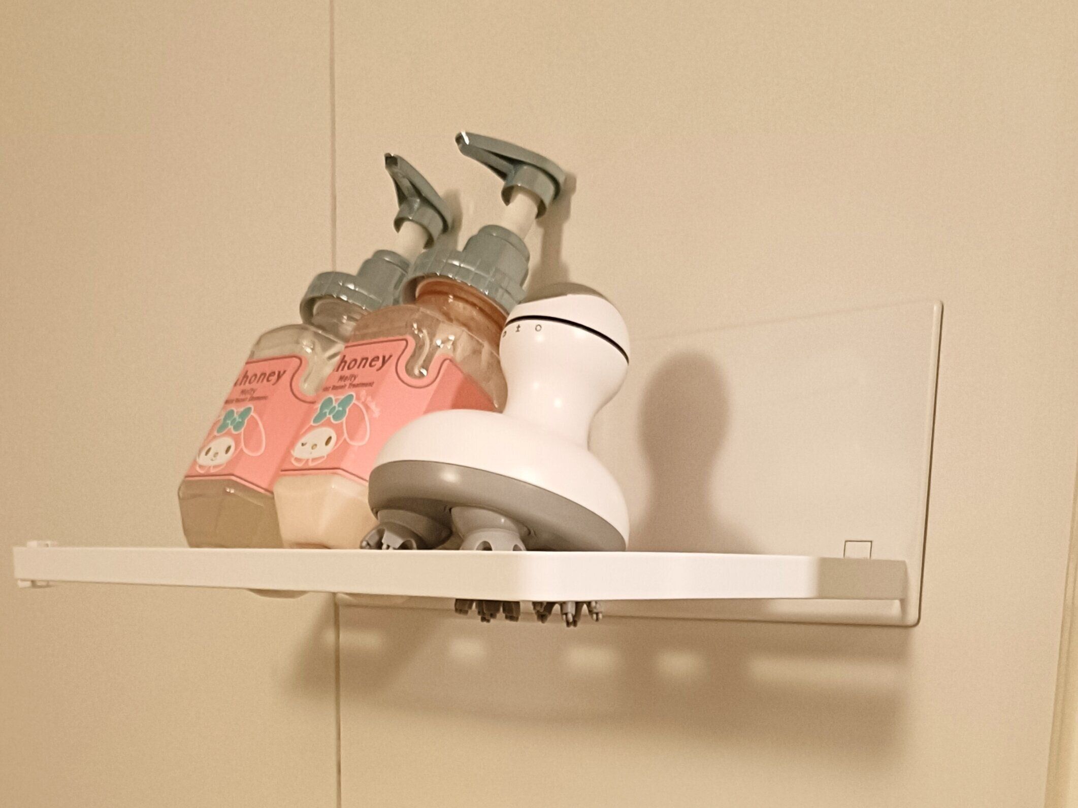 マグネット棚にシャンプーボトル