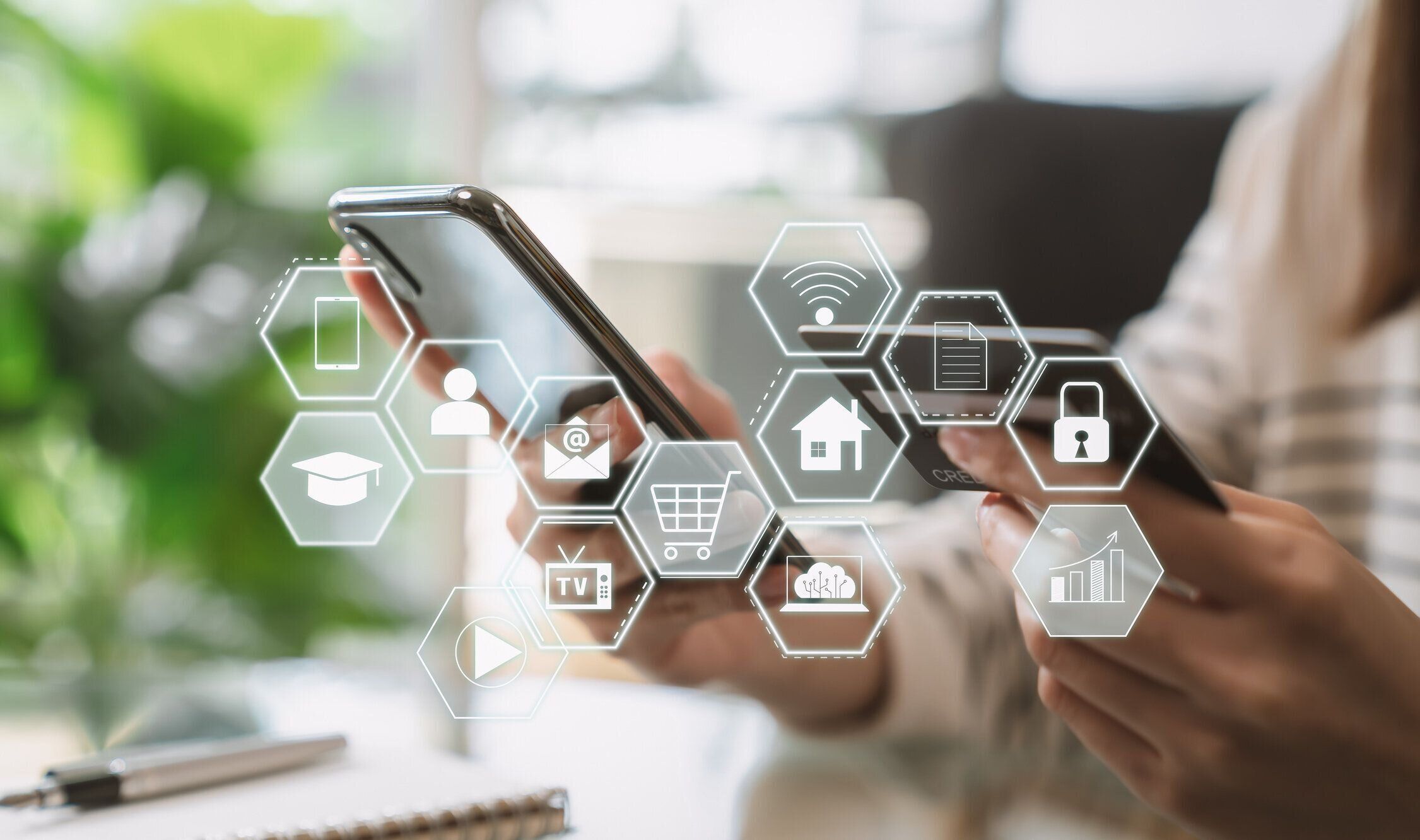 ドルのお金とメディアアイコンを持つクレジットカードとスマートフォンを持っている女性、オンラインショッピングのコンセプト。