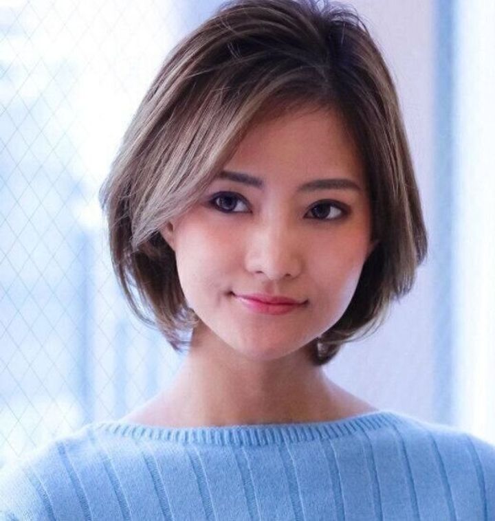 40代女性に似合うふんわりショートヘアスタイル。透明感のある前下がりショートボブ