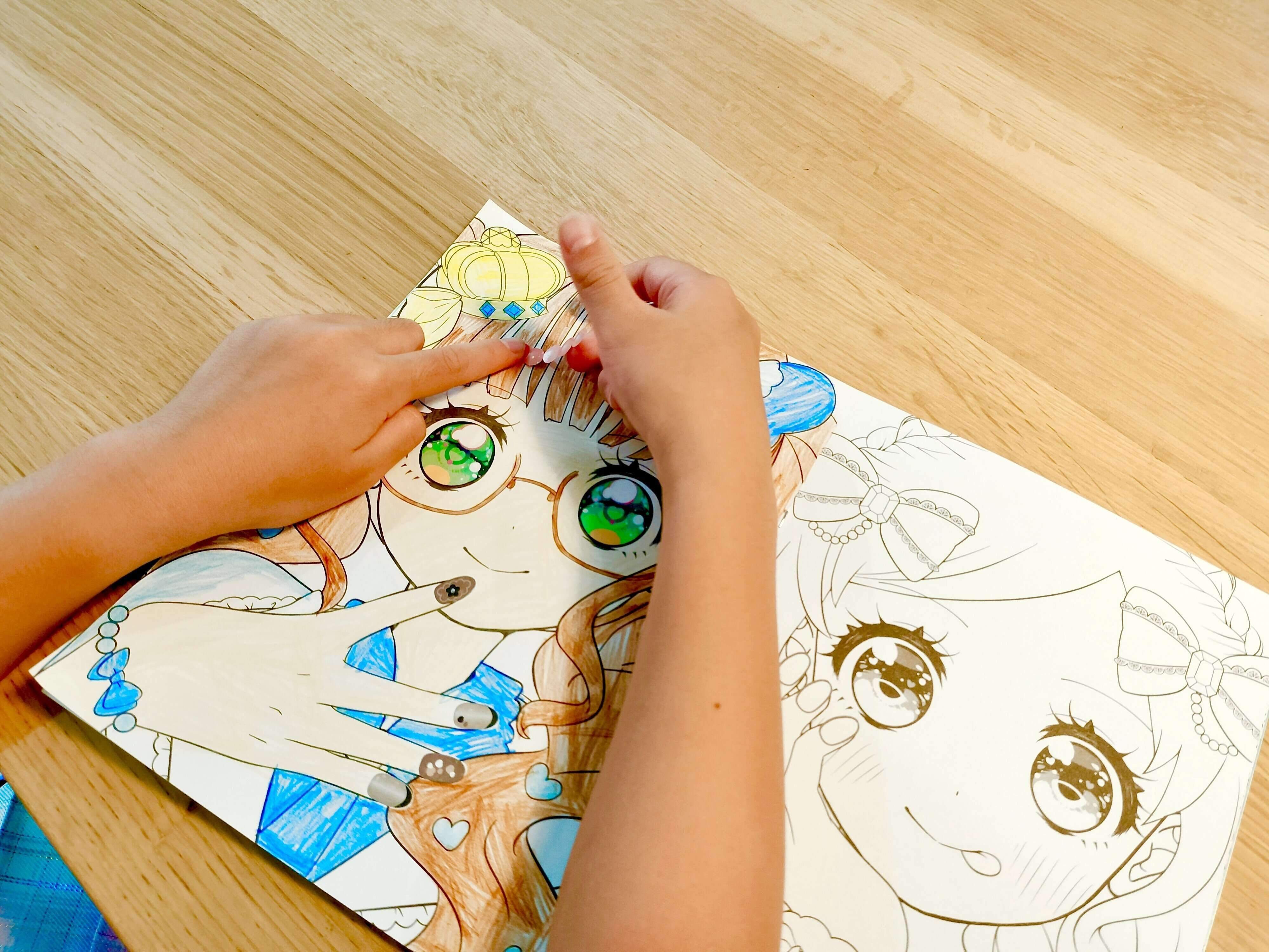 メイクアップぬりえで遊ぶ子どもの画像