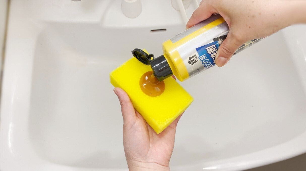 スポンジに洗剤をつける