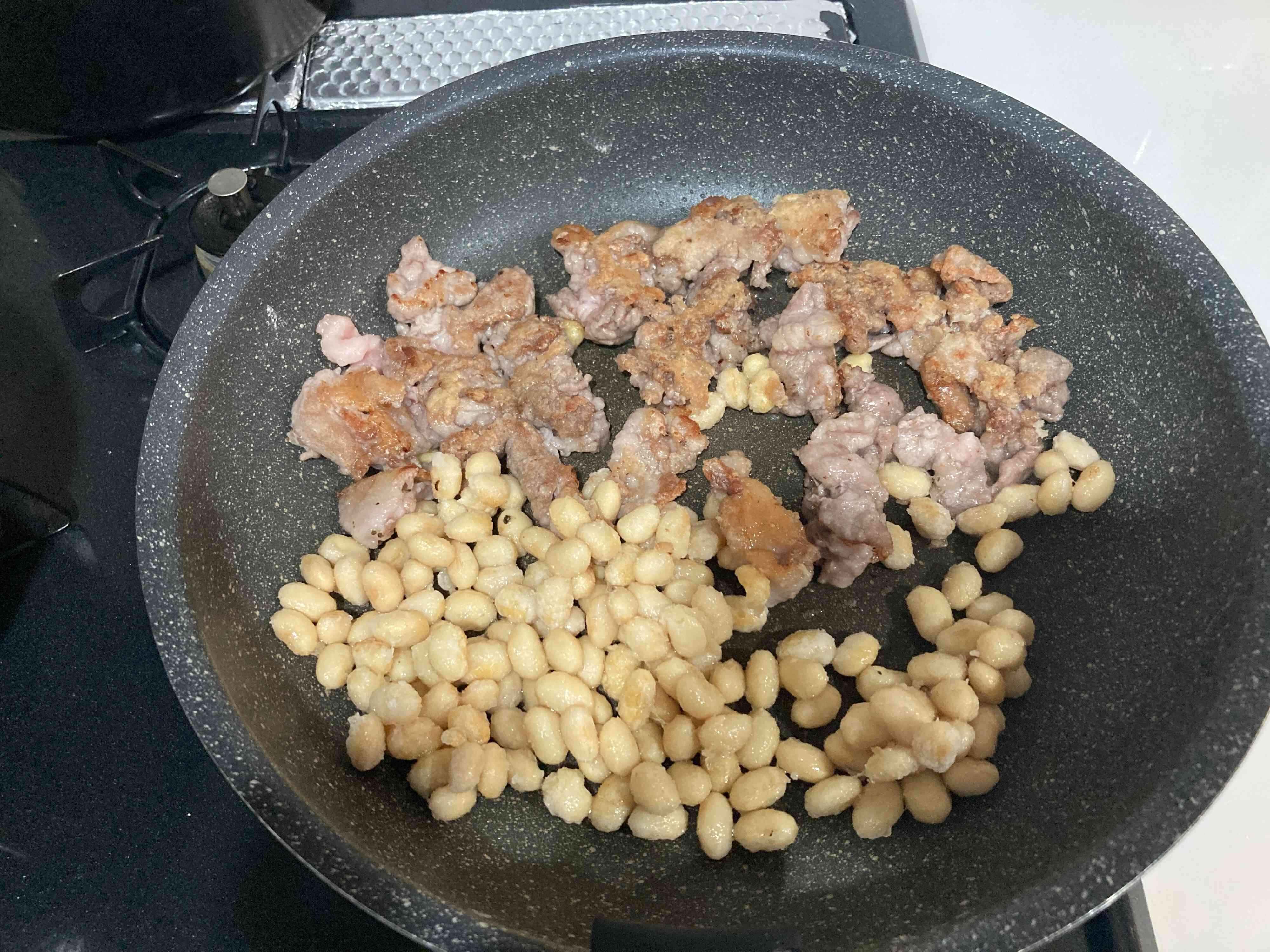 カリッと焼けた豚こまと大豆