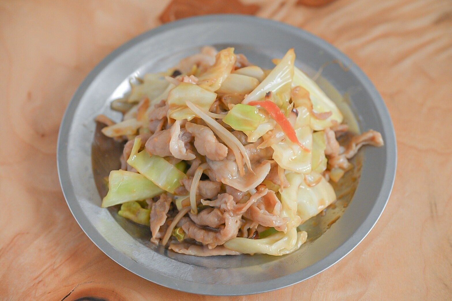 皿に盛られたやみつき野菜炒め