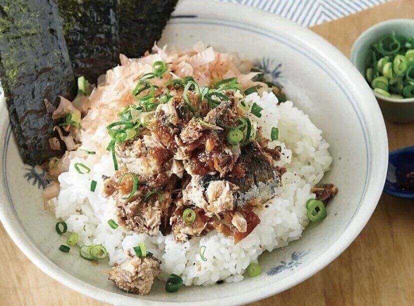 食欲をそそり、さらっとイケる！さば缶の梅おかか丼