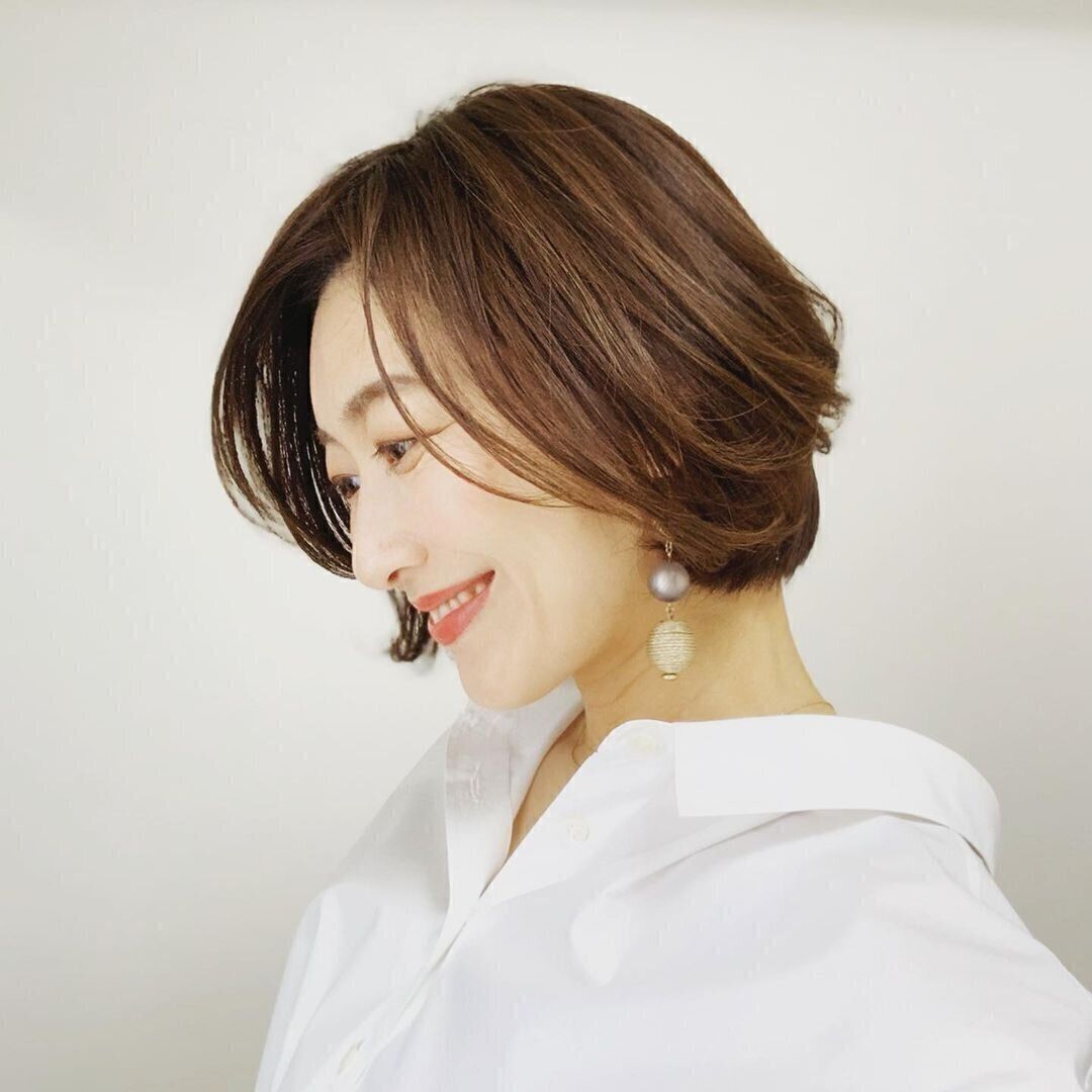 40代女性に似合うふんわりショートヘアスタイル！後ろへの毛流れで立体感がアップ！