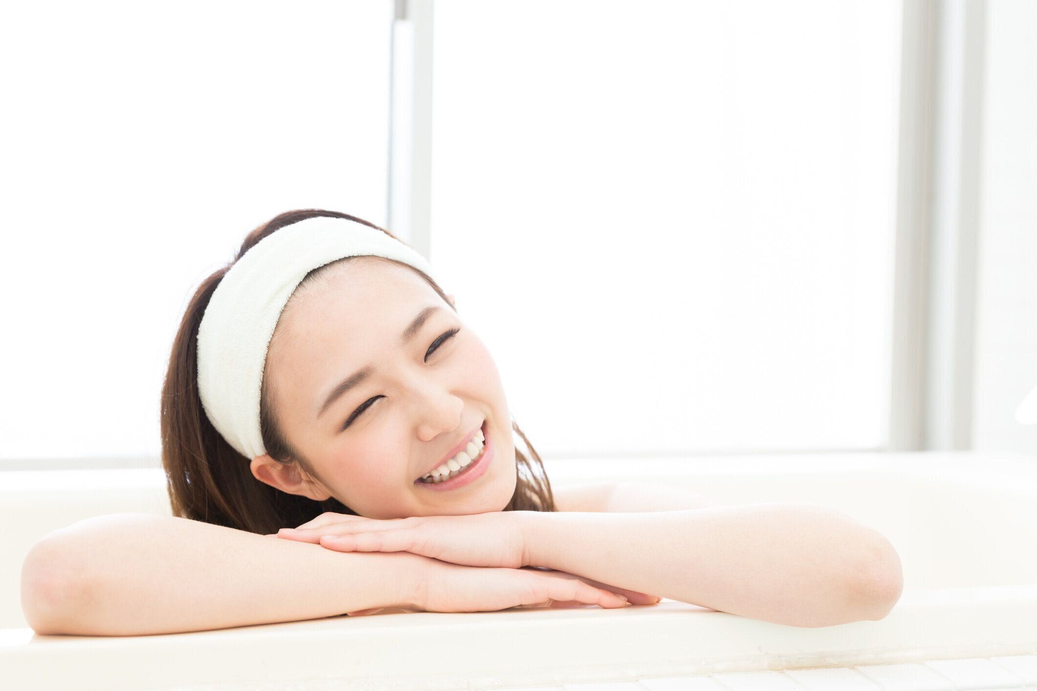 お風呂でリラックスしている女性