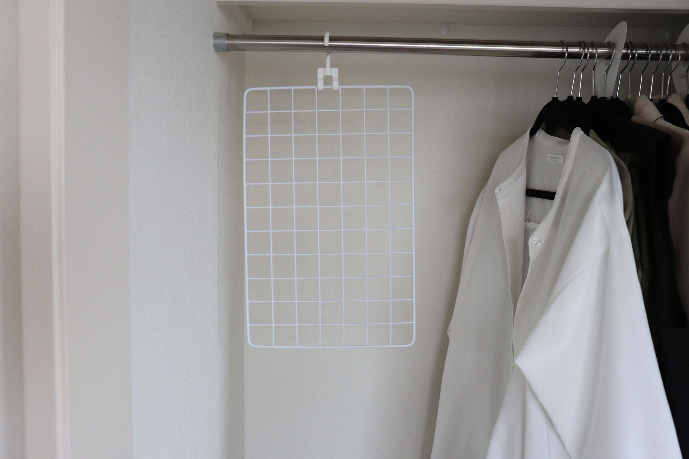 【セリア】簡単に壁掛け収納が叶う！セリアの「ワイヤーネット用ハンガー」で小物収納がはかどる