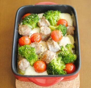 サルシッチャとモッツァレラ、彩り野菜のオーブン焼