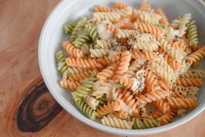 白い皿にのったカマンベールチーズパスタ
