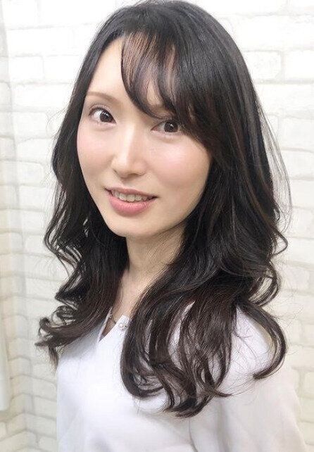 縮毛矯正とデジタルパーマでお手入れが楽に！知性を感じるセミロング