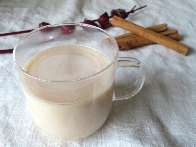 おうちで味わうカフェメニュー　アップルシナモンラテ（税込390円）