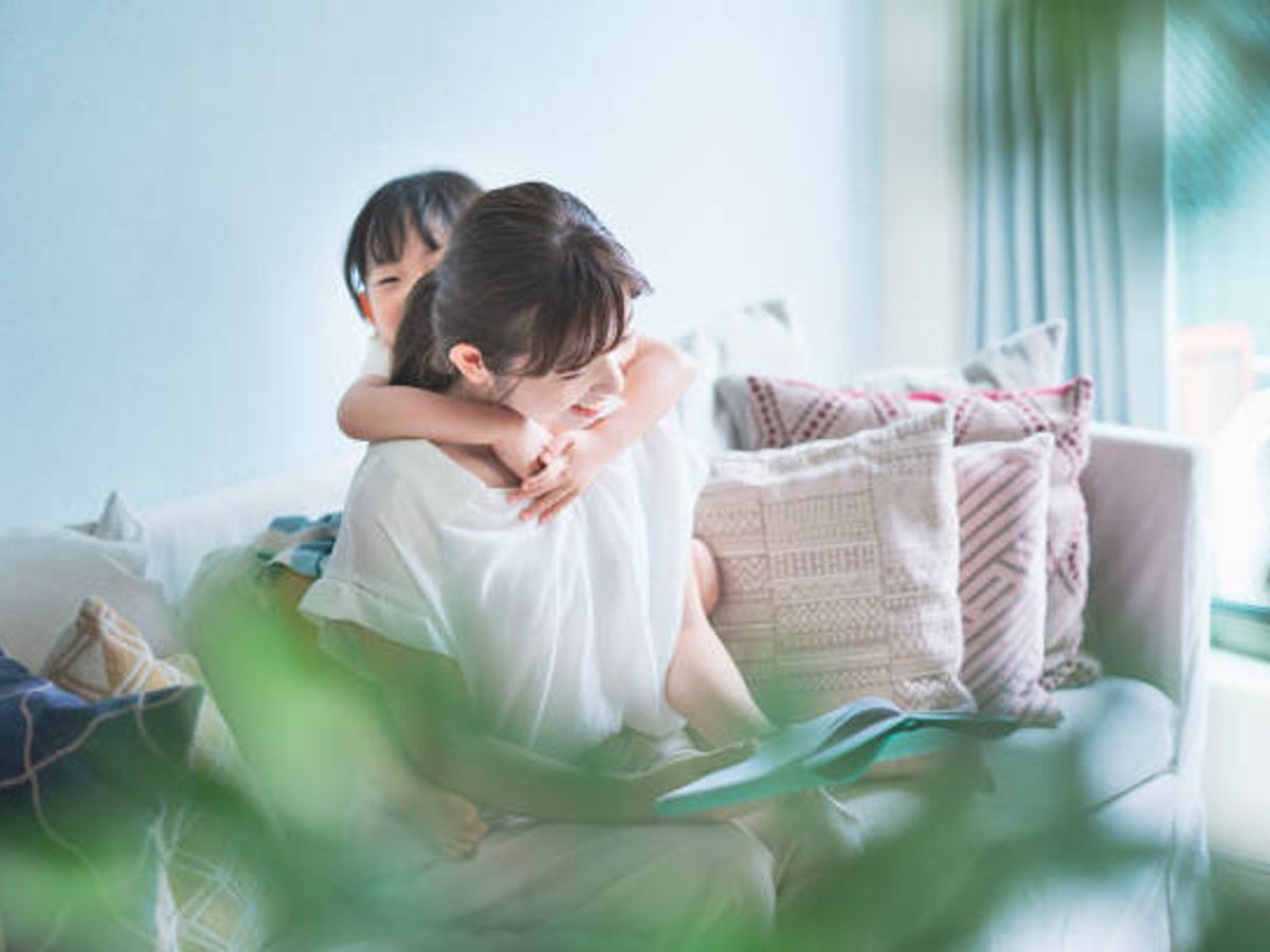 絵本を読む母と娘