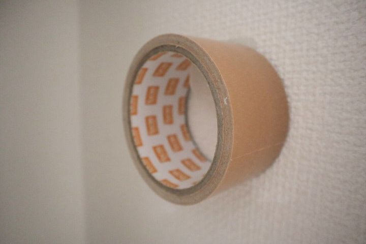 積み重ねがちなガムテープ収納に コレを使って浮かせてみた サンキュ 積み重ねがちなガムテープ収納に コレを使って浮かせてみた サンキュ