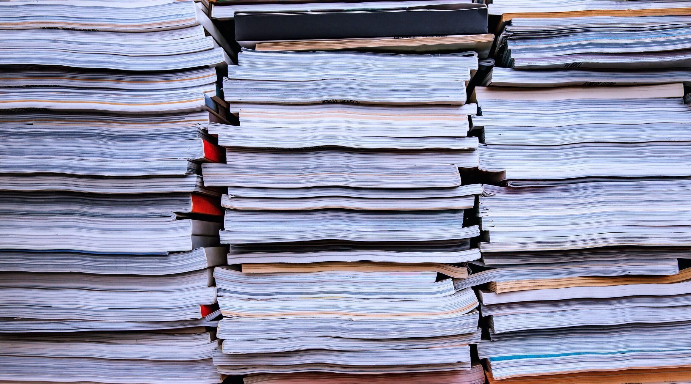 たくさんの古い本が積み重なった