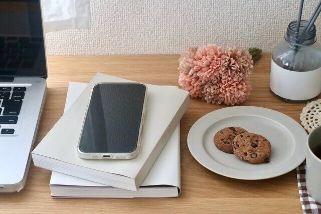 読書の本とお皿にのったクッキー