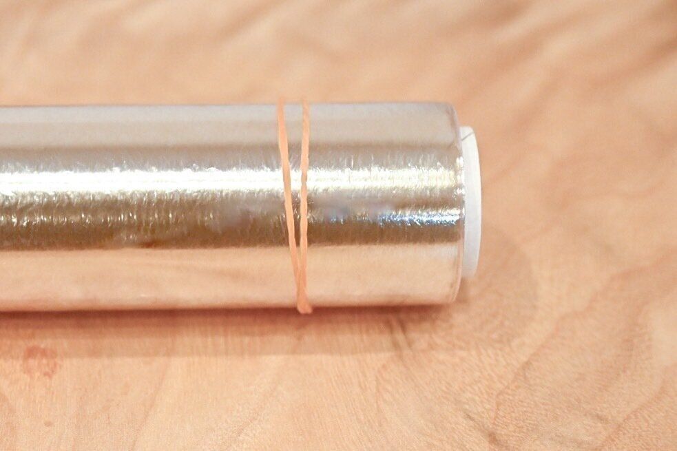 輪ゴムを巻き付けたラップの芯