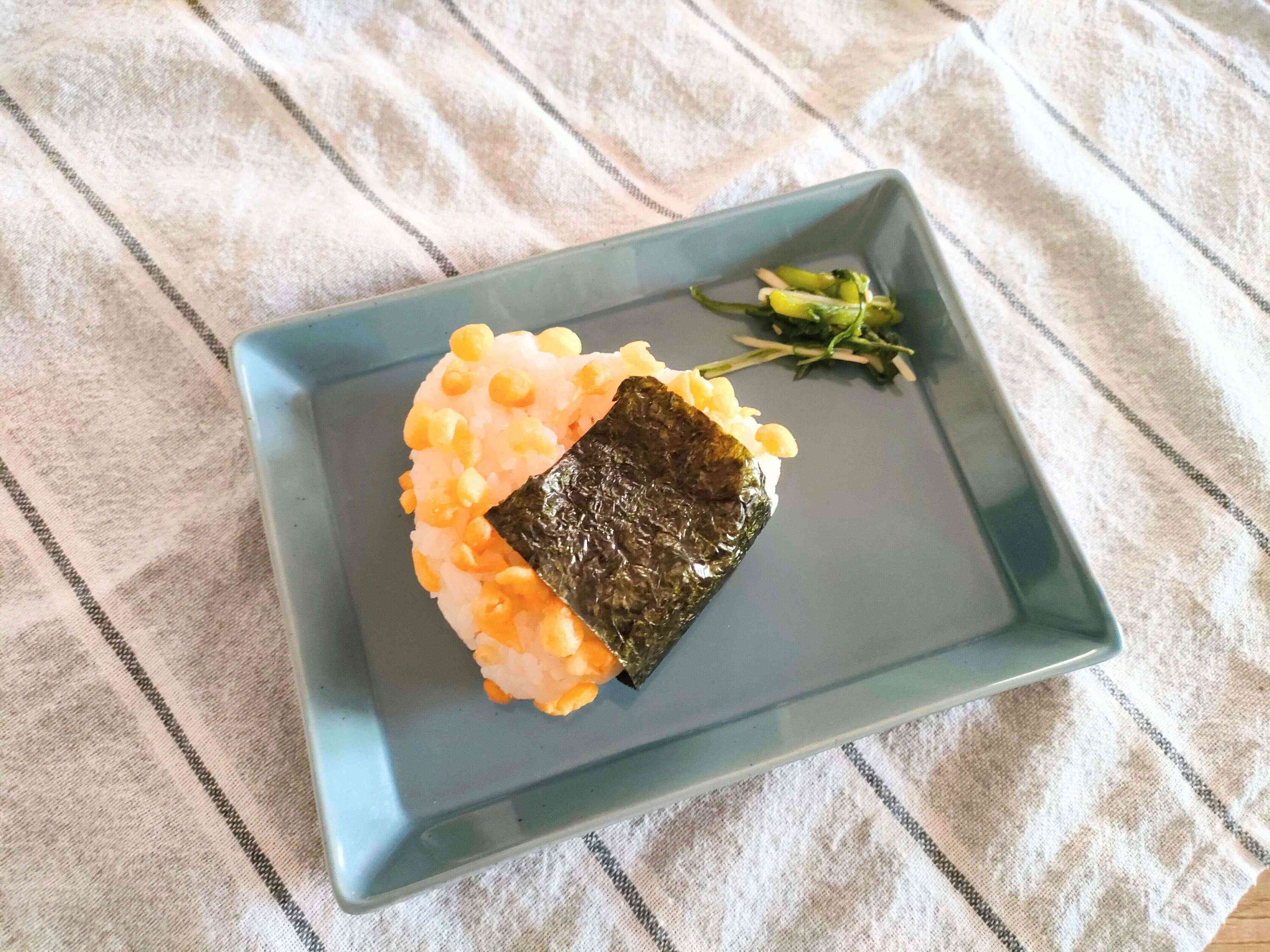 あげ玉をつかったたぬきおにぎり