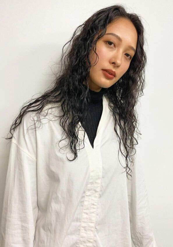 40代に似合うロングヘアスタイル 。大人かっこいいハードパーマ