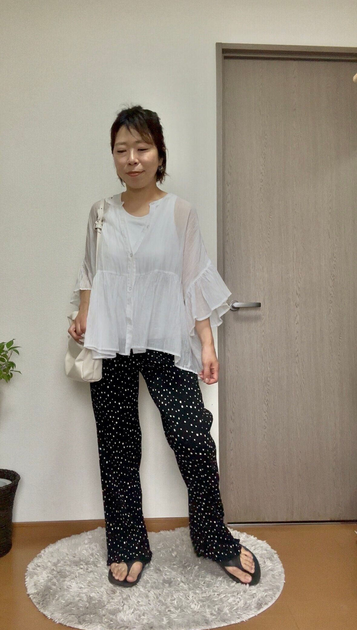シアーフリルブラウスとドットパンツ