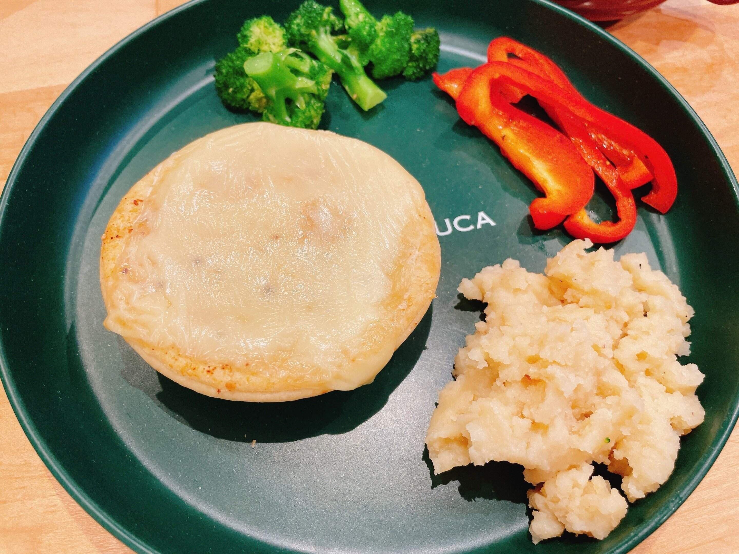 チーズを乗せて焼いたミートパイ