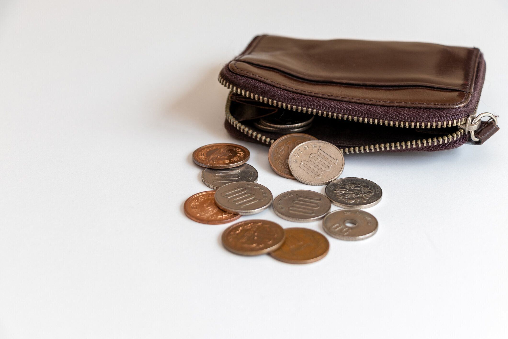 机の上の小銭入れと小銭