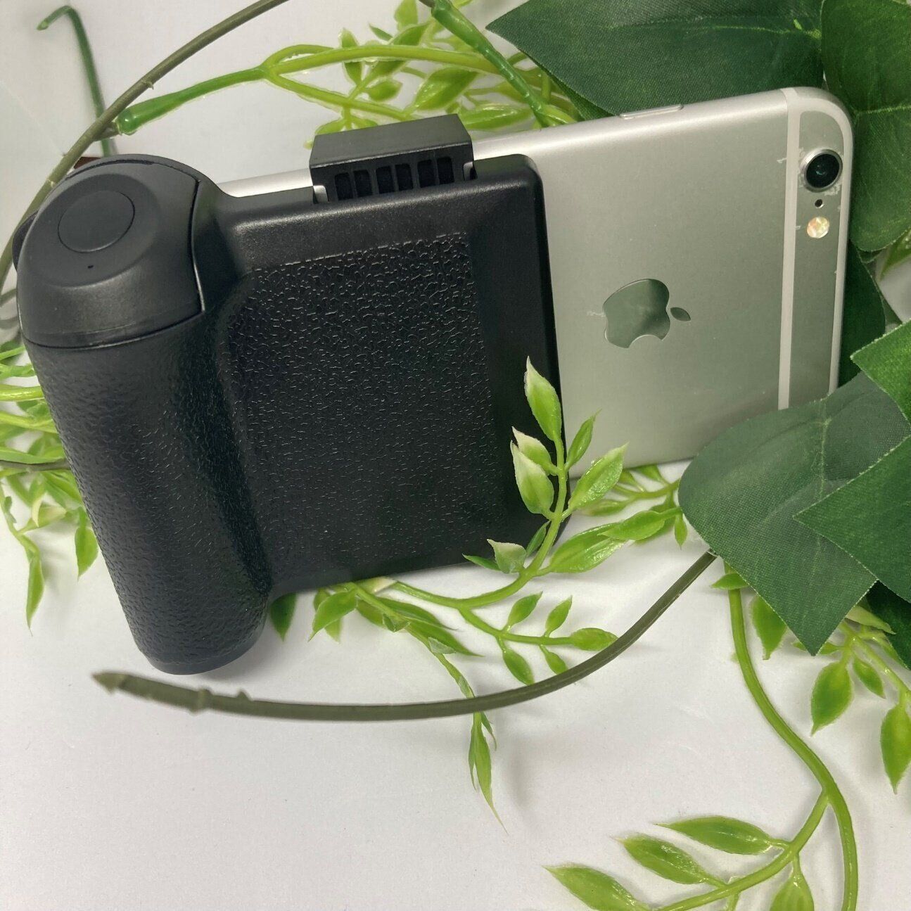 あなたのスマホがまるで高級カメラのような使い心地に！ダイソー「ワンハンドシャッター」