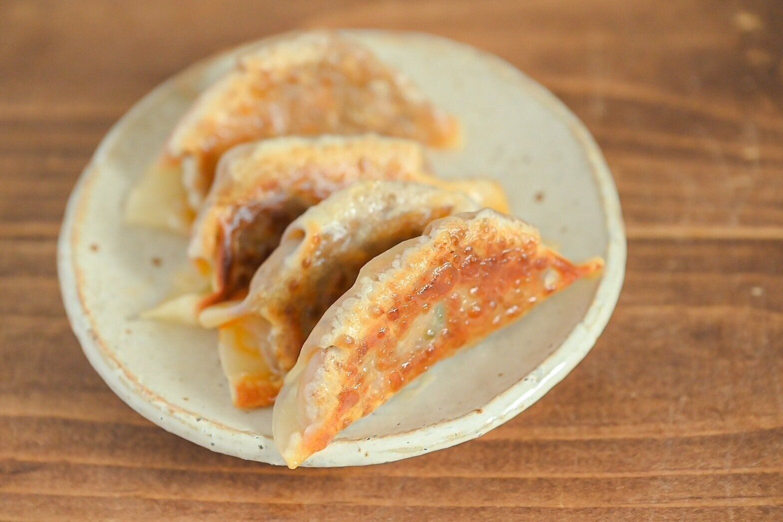 皿に盛られた餃子