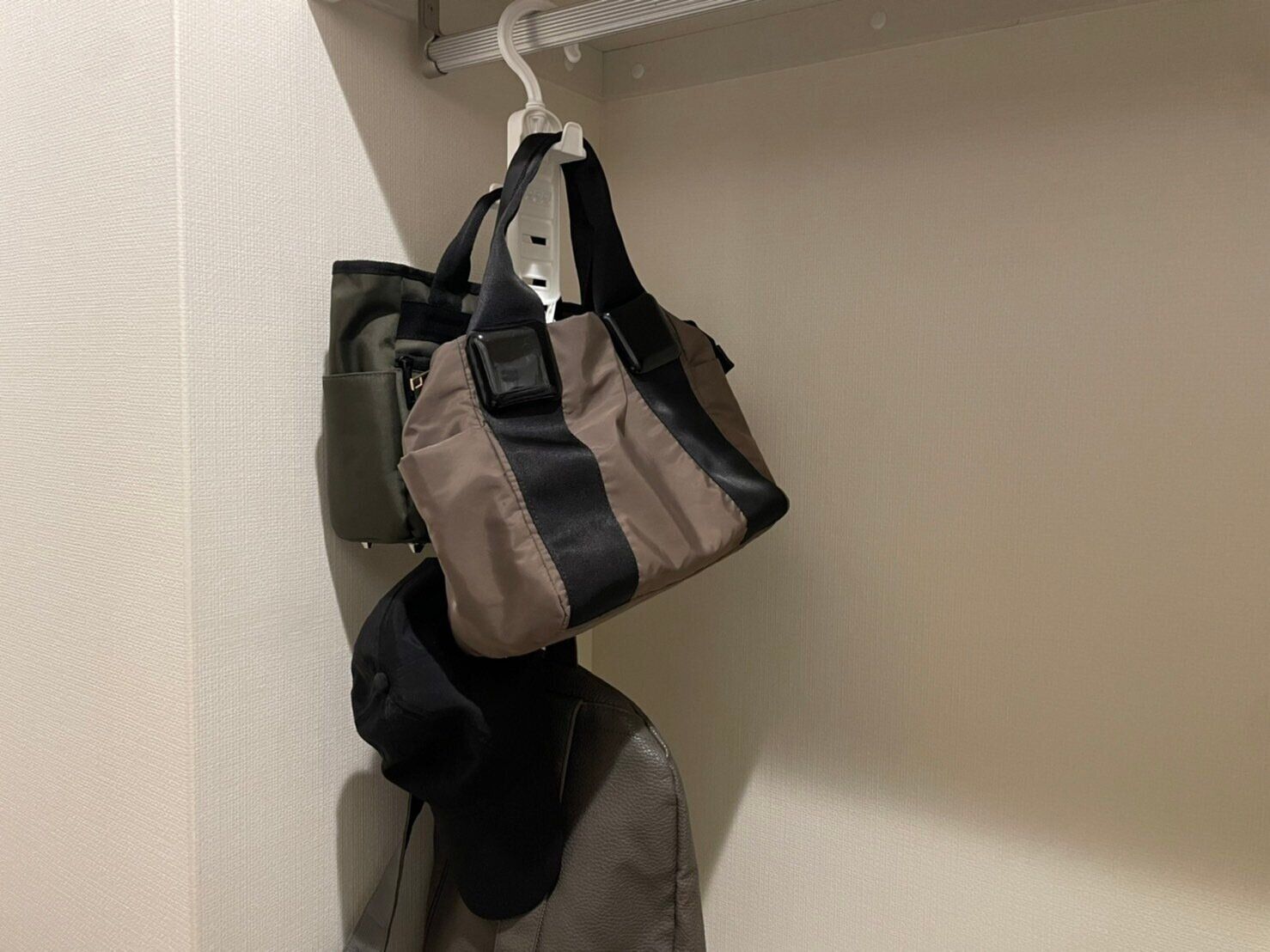 カバンや帽子を省スペースに収納