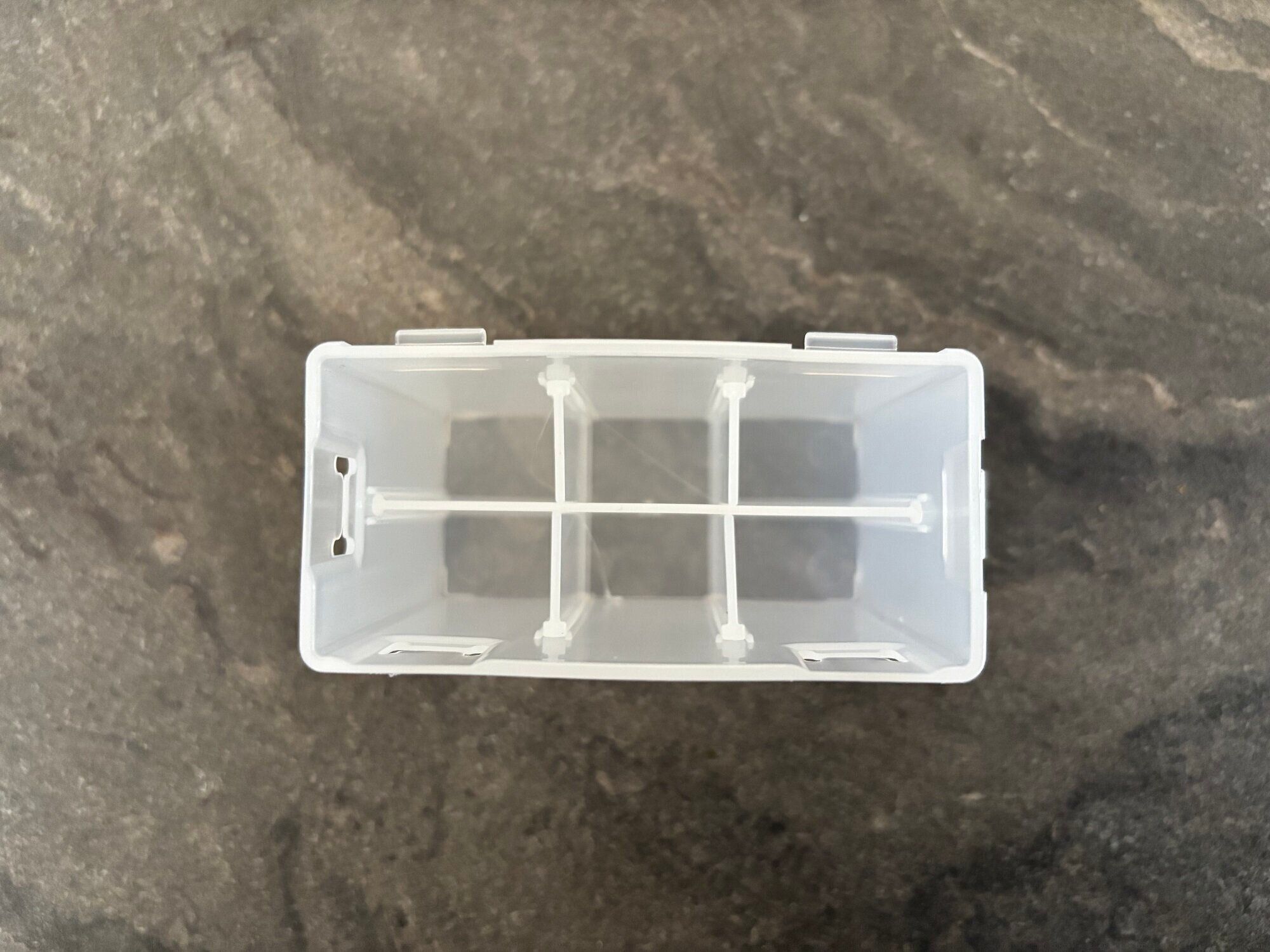 DAISOで見つけた！「あれ、どこいった？」迷子になりやすい軟膏のスッキリ収納が叶う優れモノ