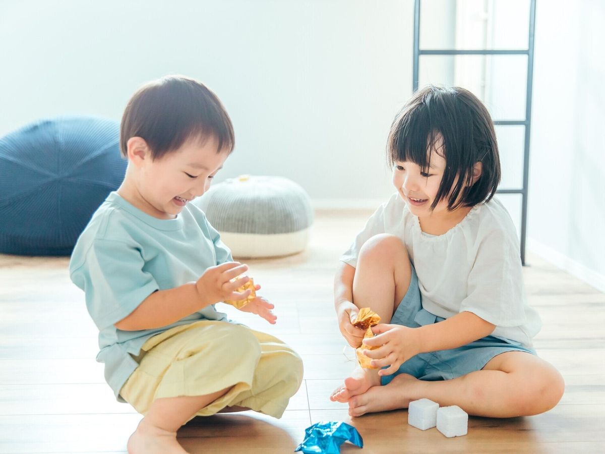 男の子と女の子が一緒に遊ん