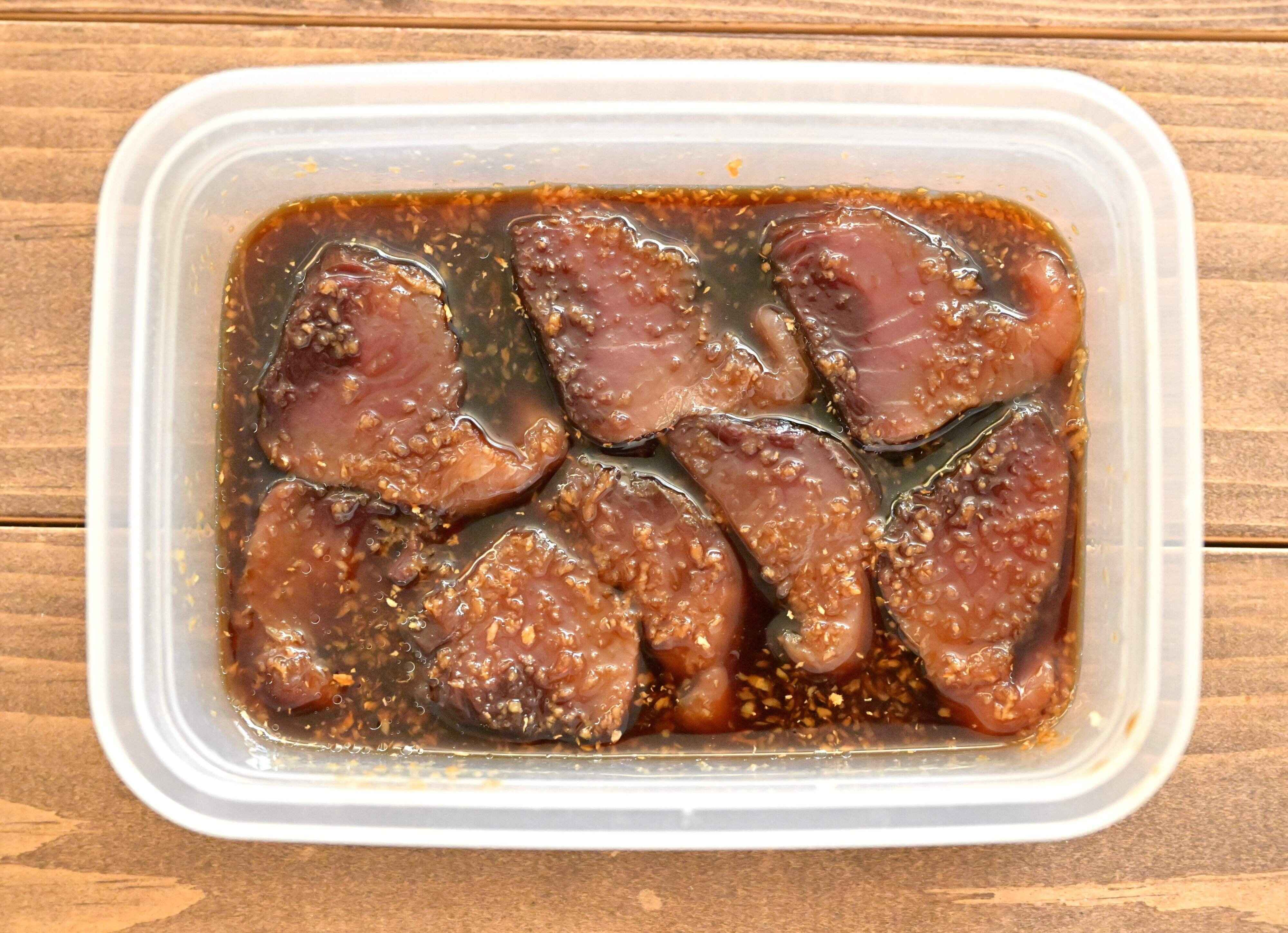 保存容器に入ったかつおの漬け