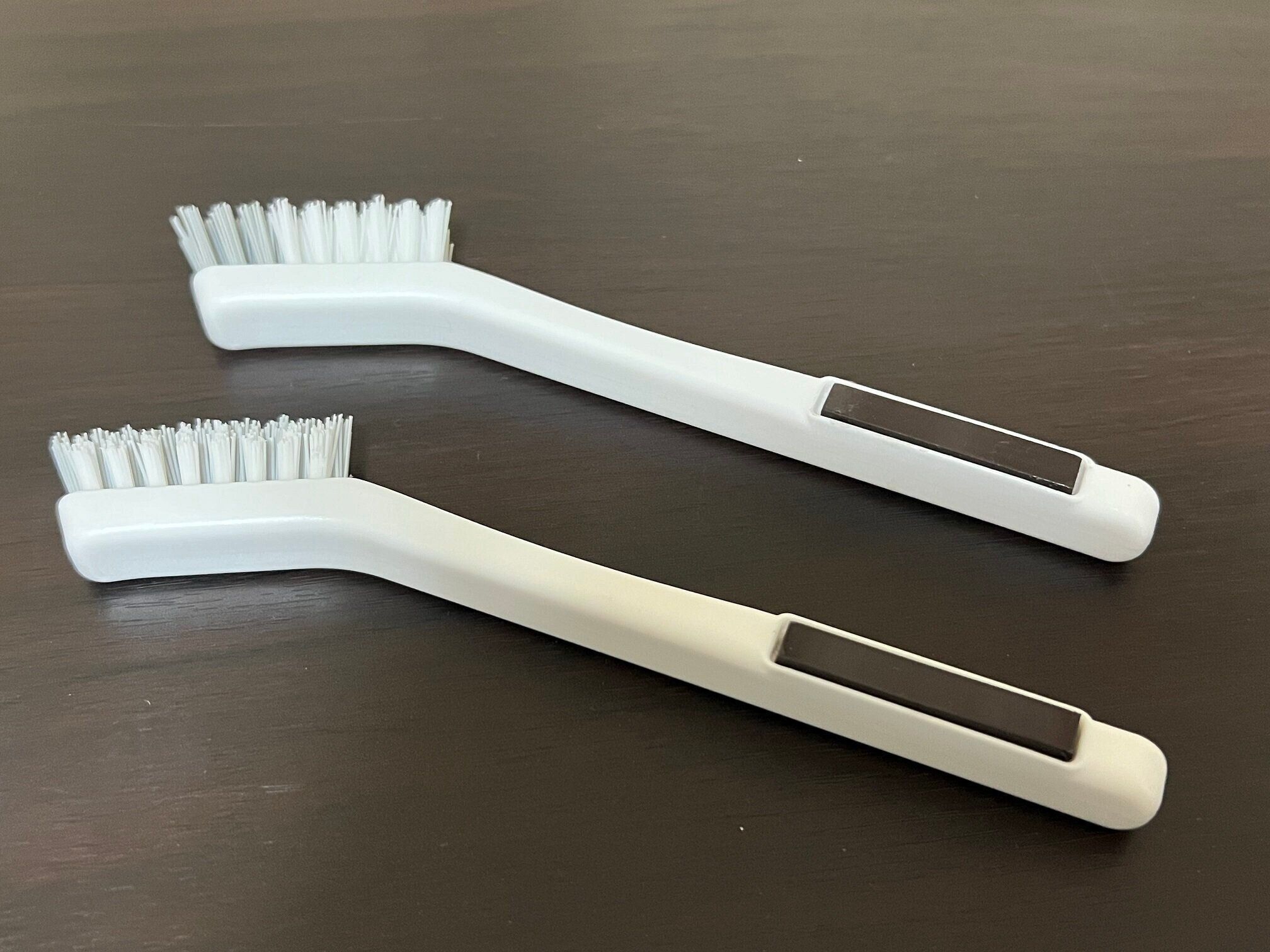 ダイソーの「磁石で引っ付くお風呂のお掃除ブラシ」が便利！