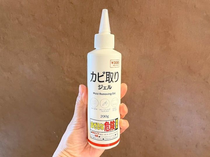 ダイソーの「カビ取りジェル」