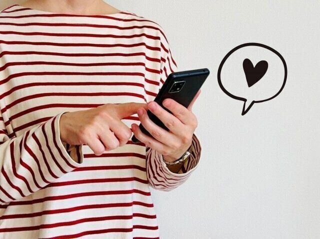 スマホをチェックする女性