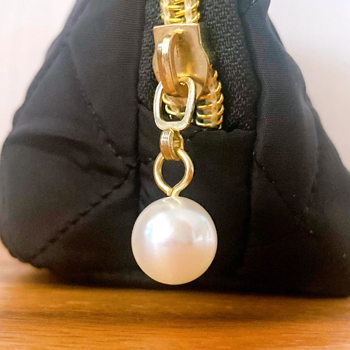 パール風のファスナーチャーム