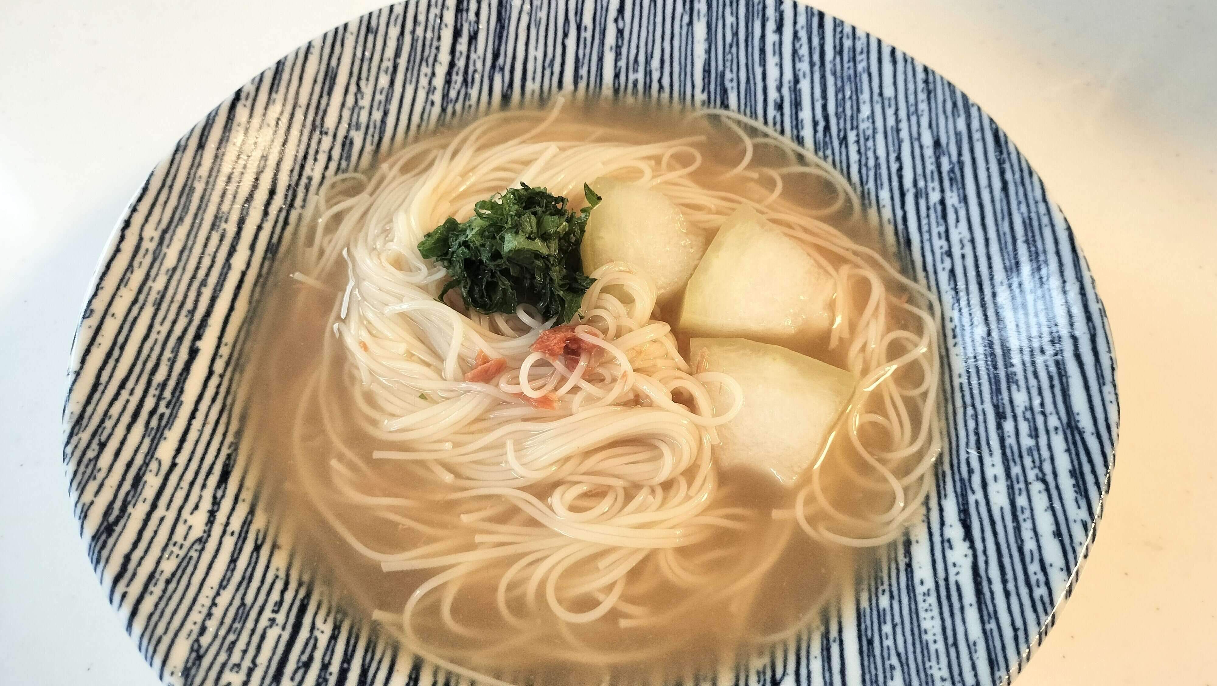 夏の野菜をのせた鮭レモンつゆそうめん