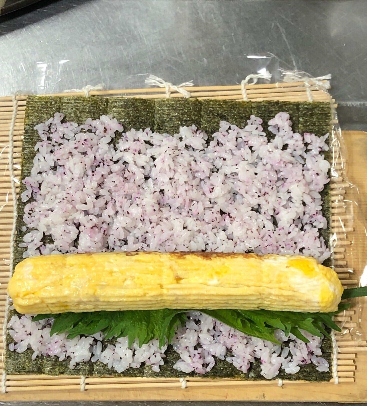 海苔巻きにすしのこゆかりご飯