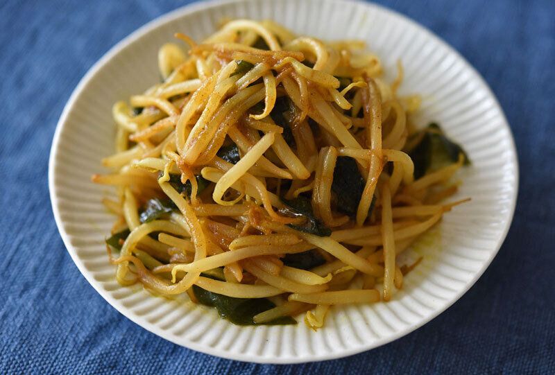 もやしとわかめのカレー醤油炒め