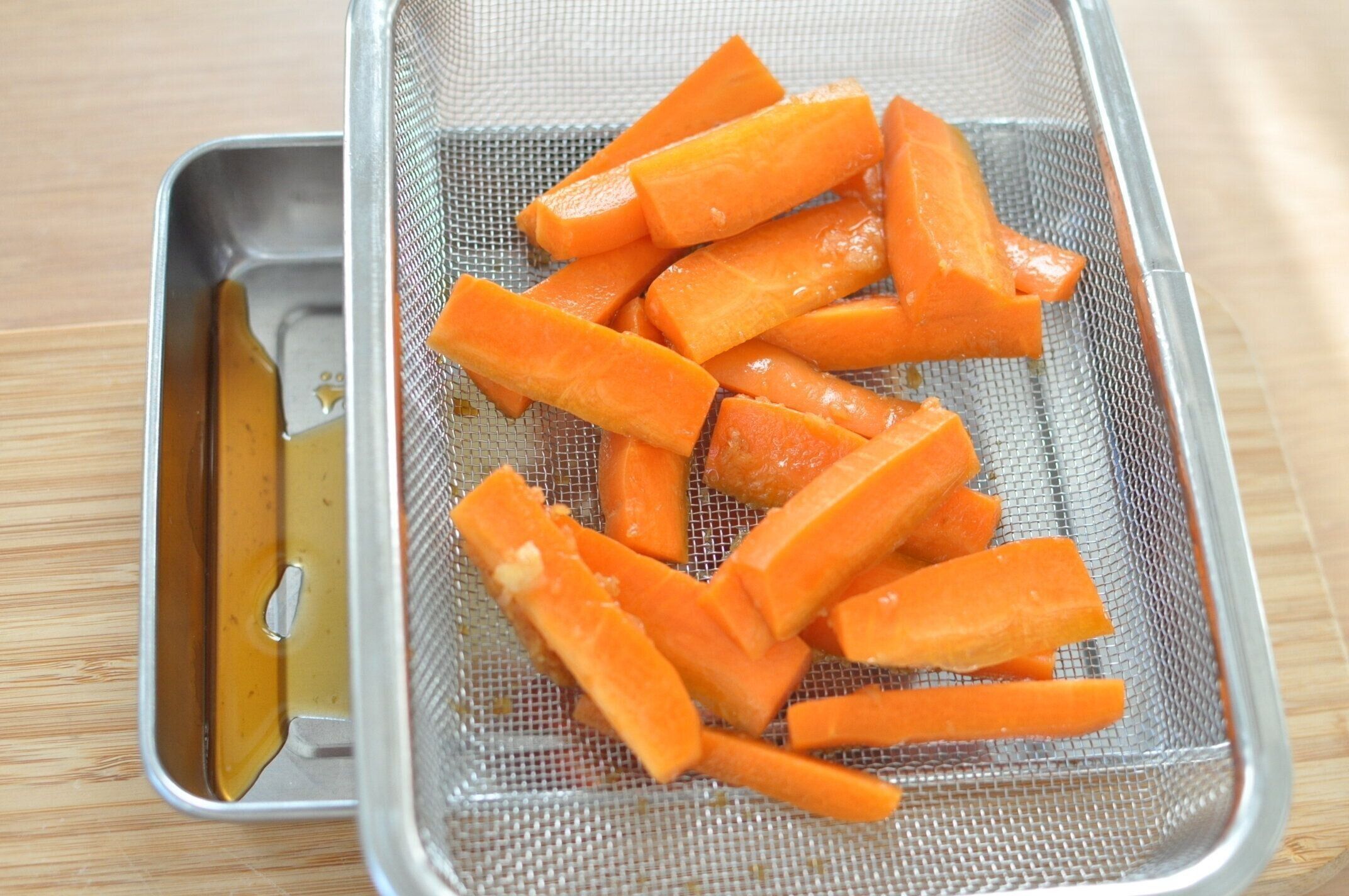 にんじんの水気を切る様子