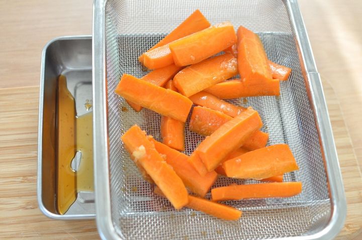 にんじんの水気を切る様子