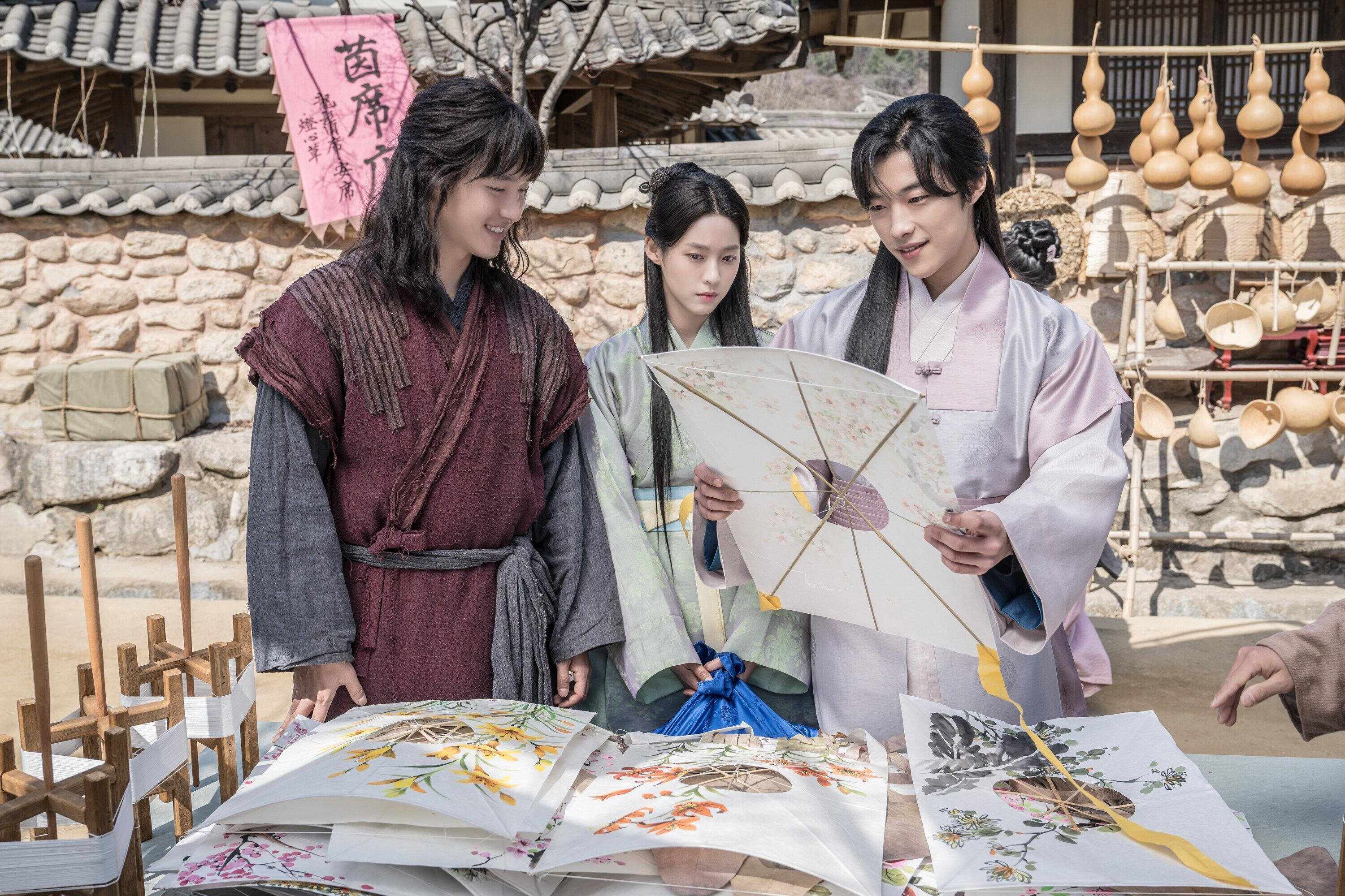 『私の国』市場で凧を買い求めるソ・フィ（ヤン・セジョン）＆ナム・ソノ（ウ・ドファン）＆ハン・ヒジェ（ソリョン）