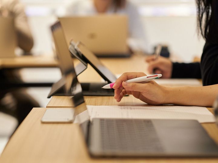 仕事運を上げるおすすめの風水選 開運カラーや食べ物なども紹介 サンキュ 仕事運を上げるおすすめの風水選 開運カラーや食べ物なども紹介 サンキュ