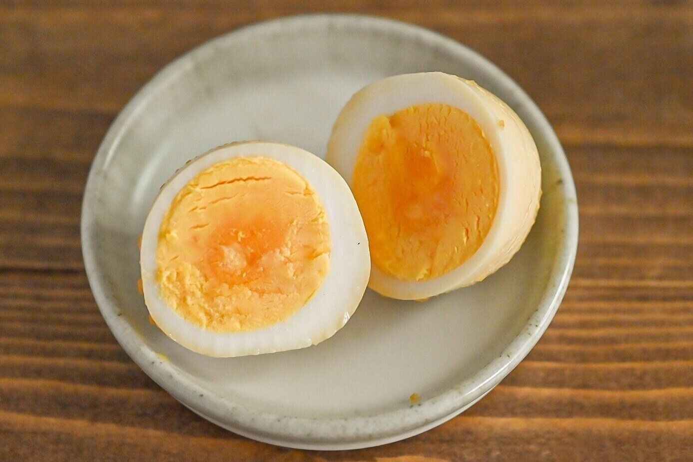 白い皿に盛られた味付け卵