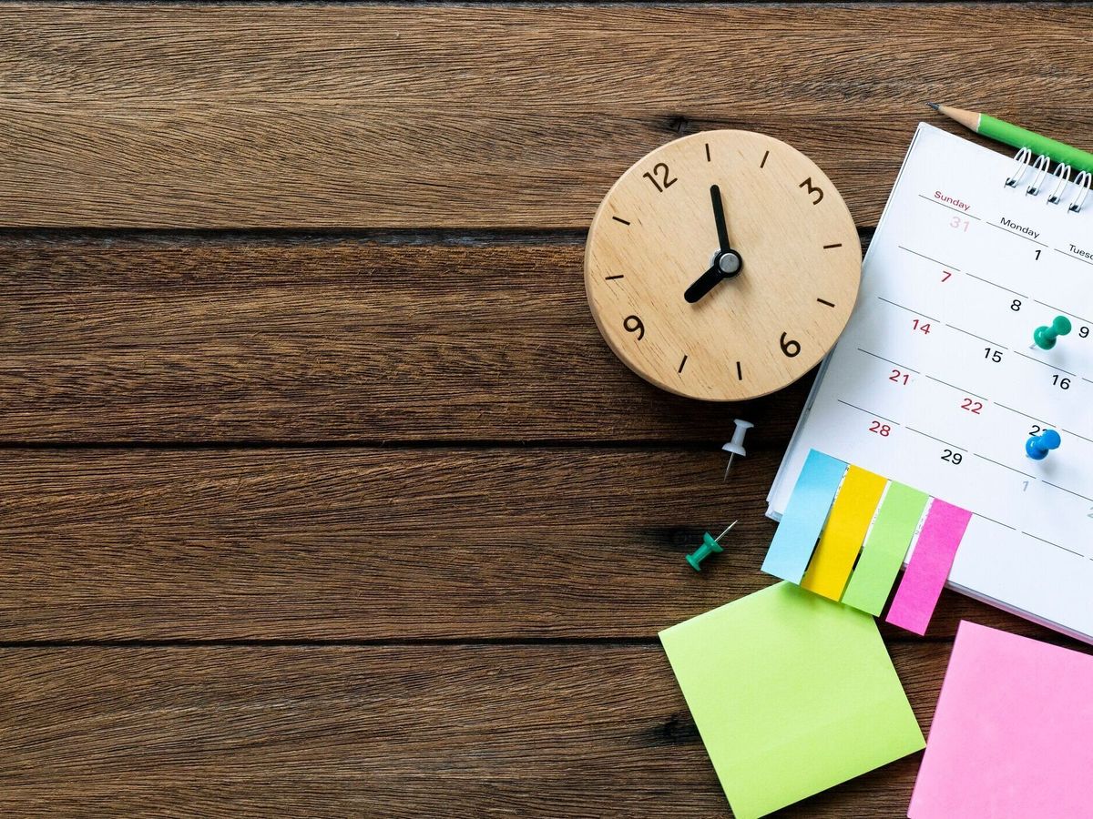テーブル上のカレンダーと時計のクローズアップ, ビジネス会議や旅行計画のコンセプトのための計画