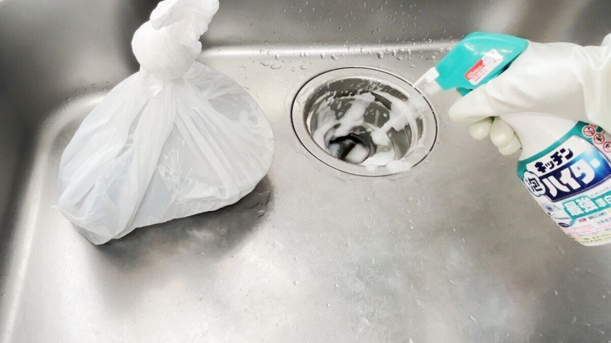 排水口本体にキッチン泡ハイターを吹きかける